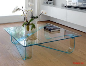 Современная мебель: стеклянный журнальный столик и комод